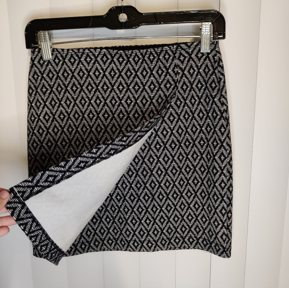 Hollister Black and White Patterned Mini Skirt Size Small - Picture 2 of 4